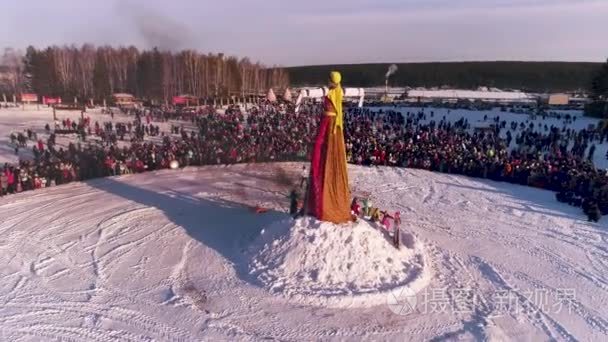 莫斯科  俄罗斯-2018年2月26日: 俄罗斯传统庆祝 Maslenitsa。人们在乡下庆祝 Maslenitsa 和放松。燃