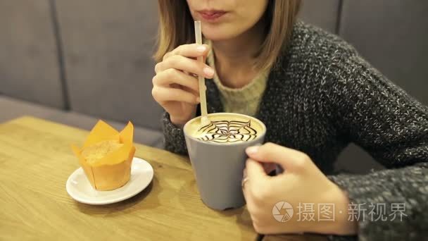 微笑的拿铁咖啡视频素材-微笑的拿铁咖啡实拍视频下载-第1页-摄图新