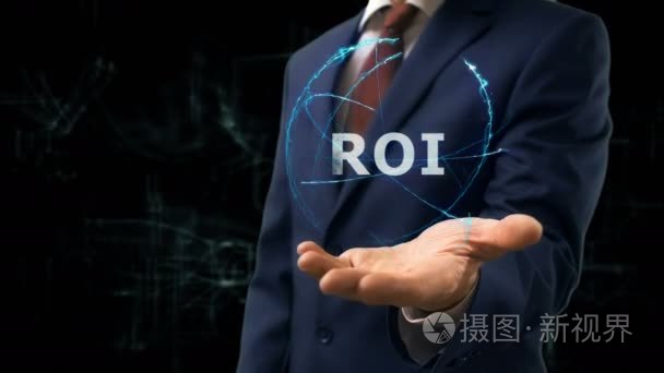 商人在他手上展示了互联网的概念全息图 Roi