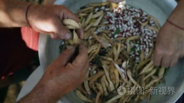 特写, 老男人和女人的手清洁然后果皮芦笋