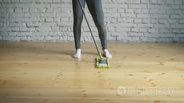 妇女使用拖把清洁工做家务快视频
