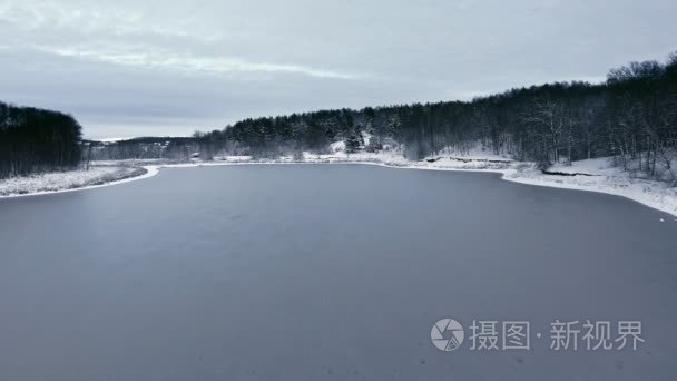 飞越雪林和冰冻湖的第一个雪视频