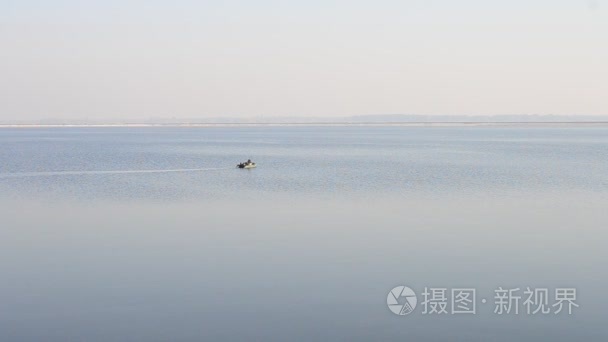 橡胶马达小船在河或湖遥远地