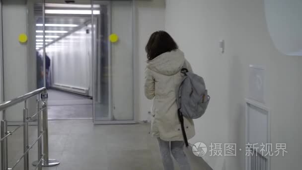 女旅客带着背包离开机场视频