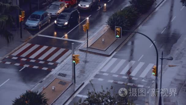 下雨天红灯到绿色交通灯视频