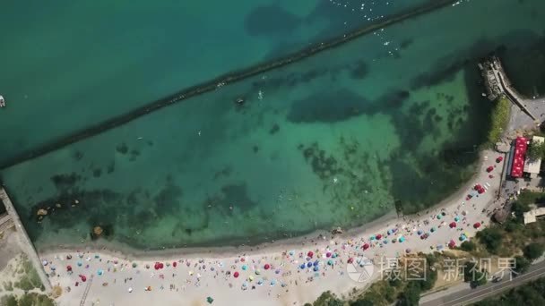 海景和海滩与人的顶级景观视频