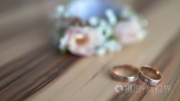 胸花和结婚戒指躺在木板上视频
