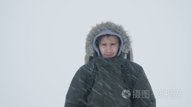 年轻男子走过暴风雪视频