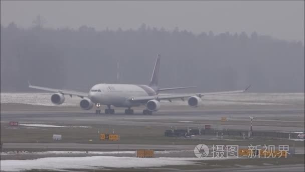 一个泰国航空公司 A340 在苏黎世机场起飞, 在寒冷和雾天的冬天