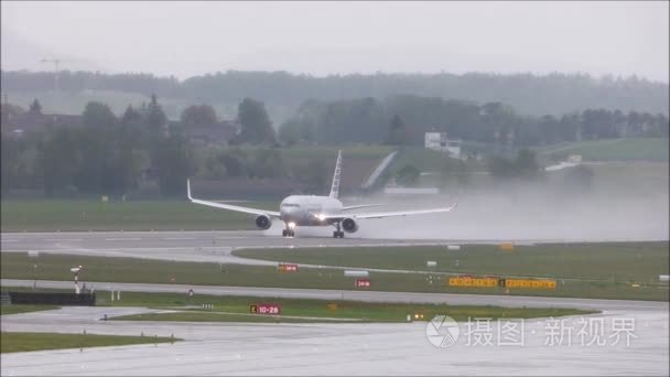 美国航空公司的飞机在雨天起飞