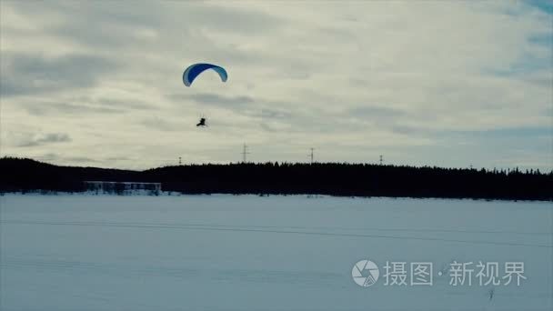 在湖上飞滑翔伞视频