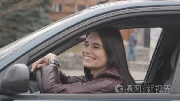 快乐的女人笑着在车里鬼混视频
