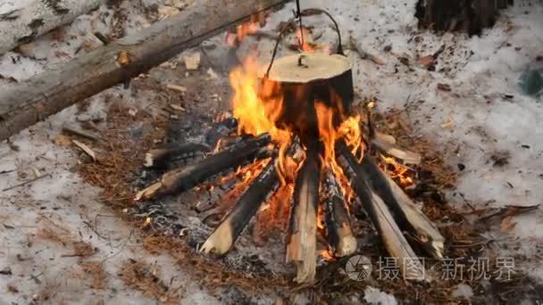 在火在冬天平底锅视频