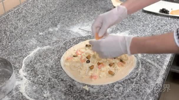 厨师制作海鲜比萨视频