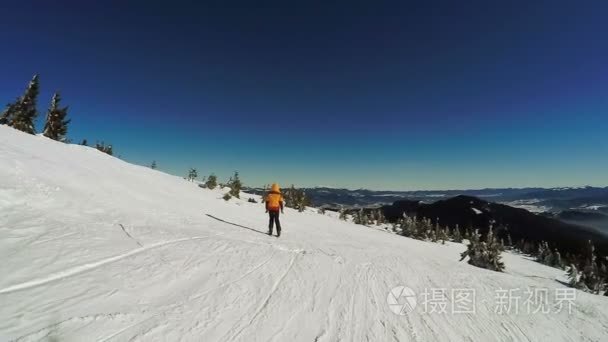 女人血统上滑雪板从雪山山脉视频