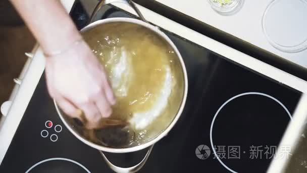 用开水把粉丝放进锅里搅拌视频