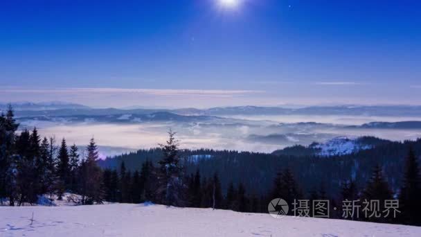 雾与星状的天空冬季过山视频