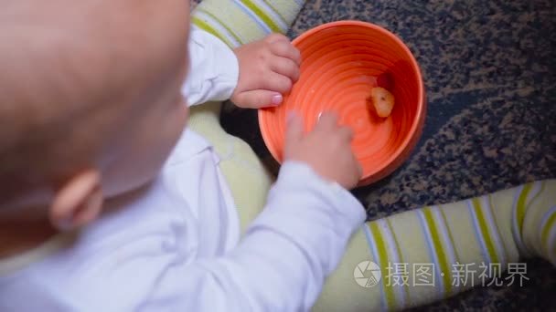 婴儿在房间里吃新鲜的浆果视频