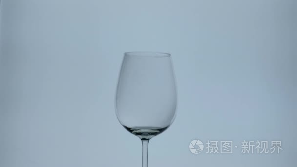 从瓶子里把红酒倒入酒杯