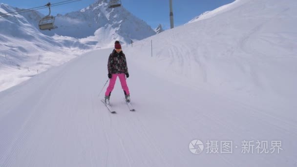 运动妇女滑雪下斜坡下的升降机视频