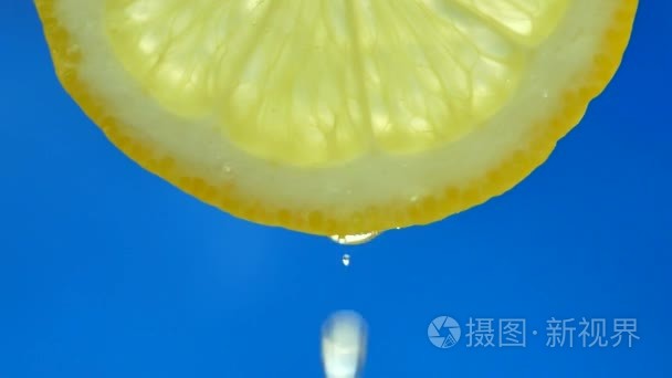 从柠檬片中滴下的纯净水或果汁视频