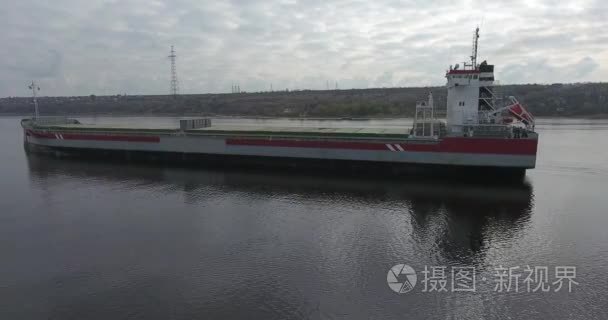 沿河岸停泊的一艘干货船的移动视频