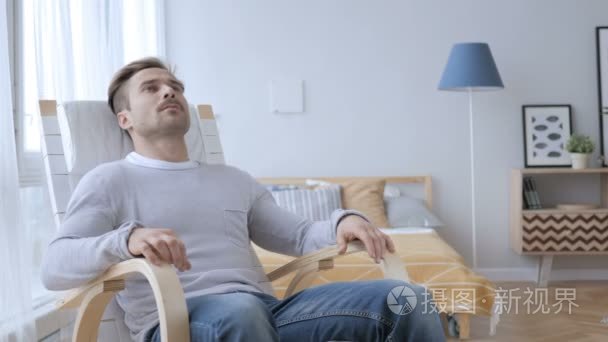 成人男子离开休闲椅在卧室视频