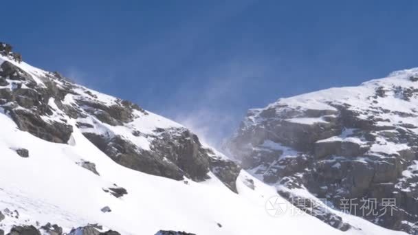 吹起强风形成山峰上的雪花漩涡视频