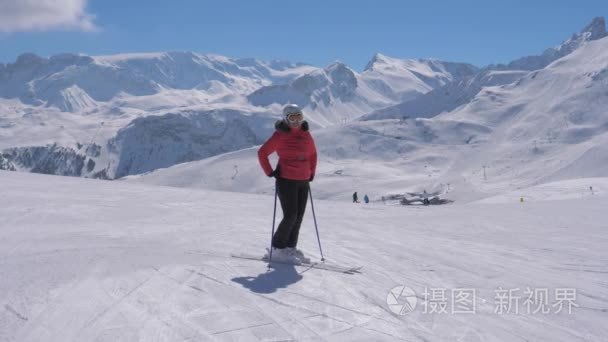 运动的妇女滑雪者站立在山滑雪胜地的倾斜