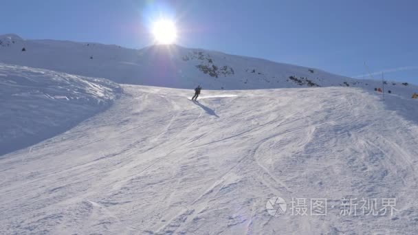 滑雪者转向专业和优雅的雕塑视频