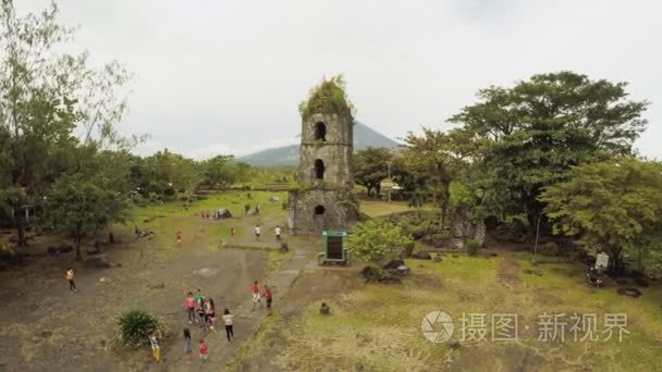 菲律宾 Legazpi2018年1月5日 鸟瞰 Cagsawa 教堂遗址, 展示马荣火山在后台喷发。Cagsawa 教堂菲律视频