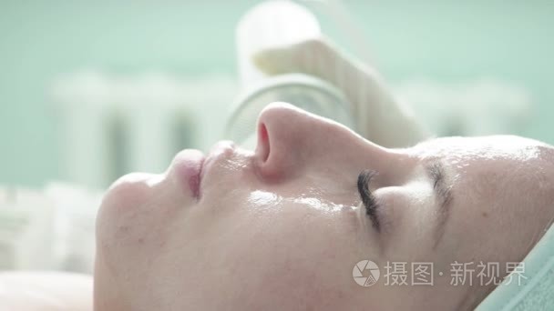 美容师对脸部进行冷冻治疗视频