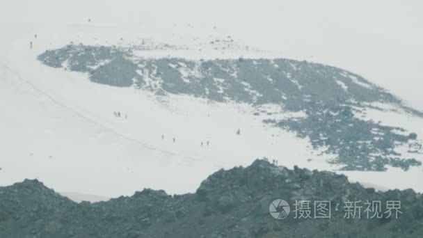 登山者徒步游览高雪山斜坡视频