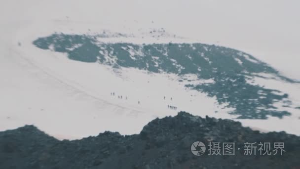 人们登山游客漫步在高山雪山上视频