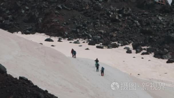 登山者在高山山坡上漫步的游客视频