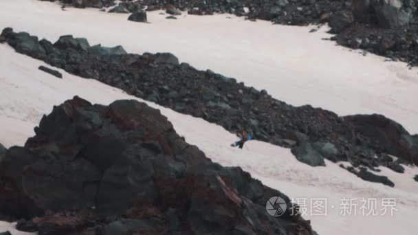 滑雪攀登的极端车手在山陡峭视频