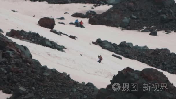 滑雪攀登的极端车手在山坡上视频