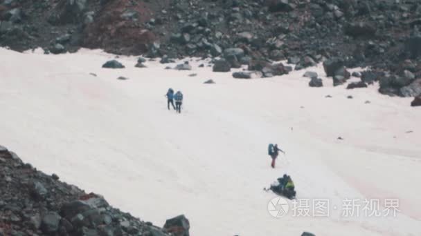 雪雪地滑雪者乘坐登山游客视频