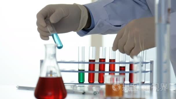 实验室工作人员用化学药品对试管进行分类