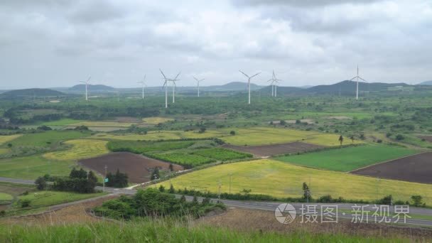 田园风光的风力发电场视频