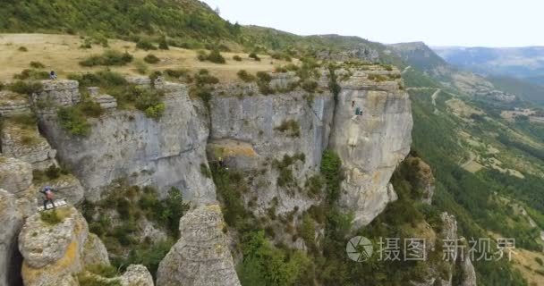 三峡塔恩峡谷全景与绳索滑翔机视频