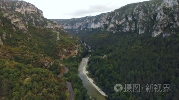 河和路对开森林峡谷视频