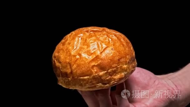 汉堡在黑色食品手套的黑底烹饪。非常甜美的空气包子和大理石牛肉。每个汉堡都是手工烹调的餐厅。不理想。看起来真的, 爱的手做视频