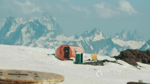 橙色金属桶旅游庇护所在高山风景如画的风景