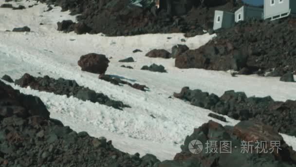 高石山山坡上的雪空旅游小径视频