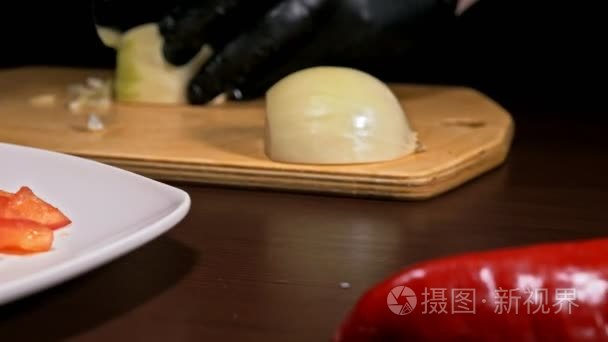 厨师做萨尔萨舞。辣墨西哥辣食谱上的汉堡沙拉酱。它是由西红柿  红辣椒  洋葱  白洋葱准备的。所有粉笔都用刀切