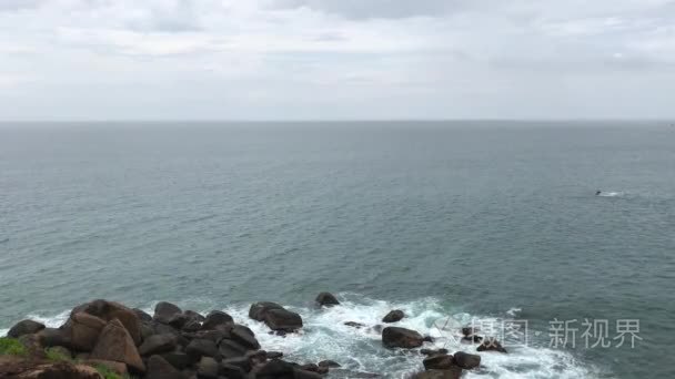 海洋的波浪被一石岸边冲刷视频