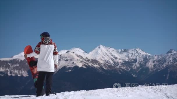 时髦的滑雪板看山视频