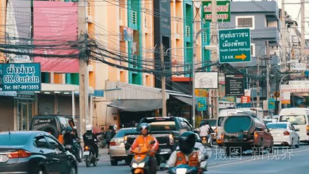 芭堤雅, 泰国2017年12月16日 大量的汽车, motobikes, 小巴。繁华典型的亚洲街道上的城市交通运动