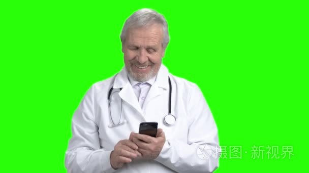 智能手机中医生打字的肖像视频